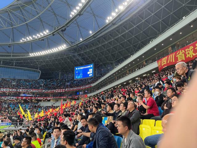 体育赛场尽显风采，观众喜迎亮点
