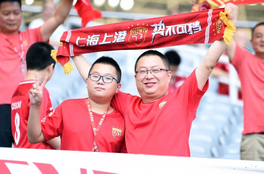 包含上港主场大胜富力，暂时升至积分榜第二的词条